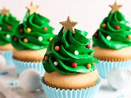 Класически ванилови мъфини с глазура елха за Коледа